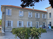 Médiathèque située dans l'aile du Chateau de Gaspard de Perrinet à Laragne-Monteglin